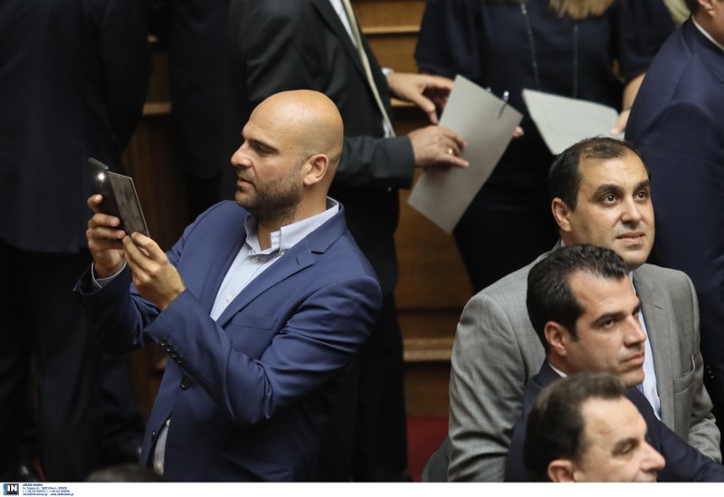 Ολοι οι νέοι βουλευτές ήθελαν να βγάλουν σέλφι μέσα στην Βουλή