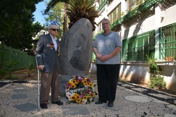 Δύο άντρες δίπλα σε μνημείο