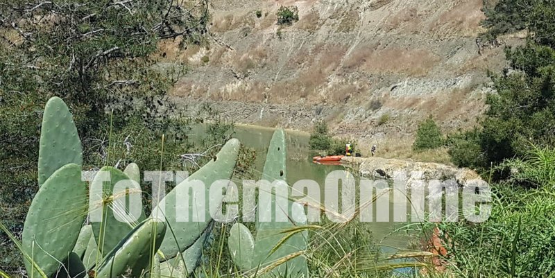 Στιγμιότυπο από την επιχείρηση αναζήτησης της ΕΜΑΚ στη λίμνη Ξυλιατού