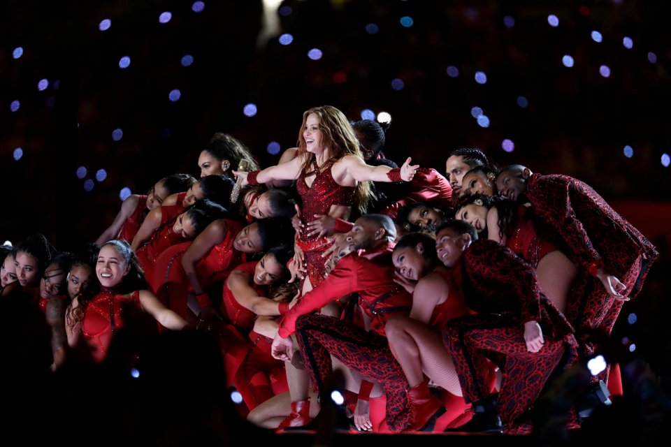 Η Σακίρα με χορεύτριες στο Super Bowl