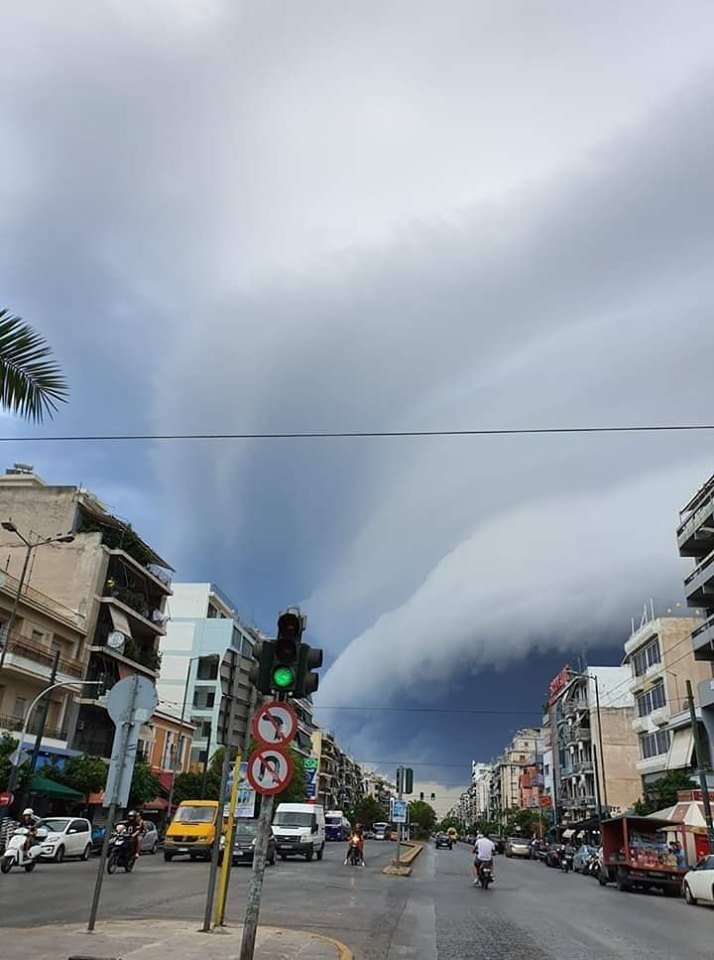 Η θέα του τεράστιου σύννεφου έκοψε την ανάσα. Στιγμιότυπο από την Καλλιθέα, στη Λεωφόρο Θησέως