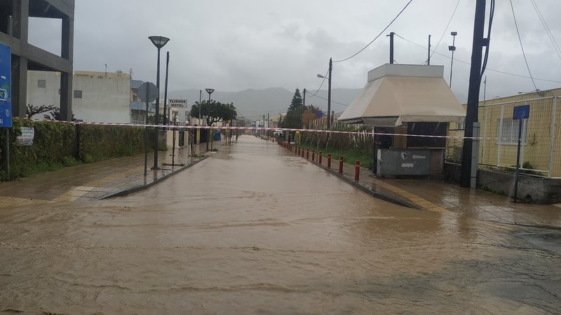 Οι Αρχές της Σητείας έκλειναν δρόμους με κορδέλες για να μην εγκλωβιστούν οδηγοί