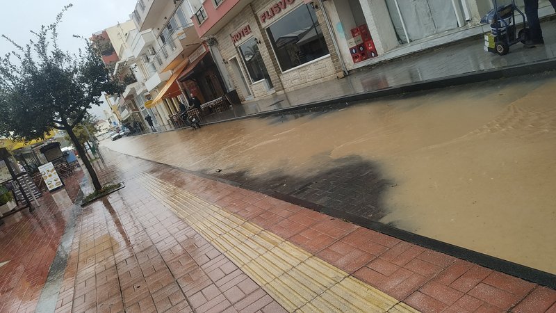 Οι δρόμοι της Σητείας γεμάτοι με λάσπες και νερά