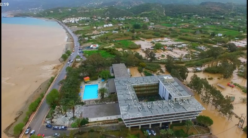 Εικόνα της Σητείας από drone, που παραπέμπει σε «τσουνάμι» / Φωτογραφία: Facebook/John Drakakis