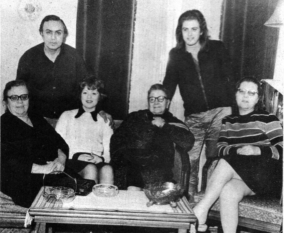 Η οικογένεια Σιδηρόπουλου το 1973. Όρθιοι οι Παύλος Σιδηρόπουλος (άκρη δεξιά) και ο πατέρας του Κώστας. Κάτω, από αριστερά: Αναστασία Αλεξίου, Μελίνα Σιδηροπούλου, Έλλη Αλεξίου και Τζένη Σιδηροπούλου
