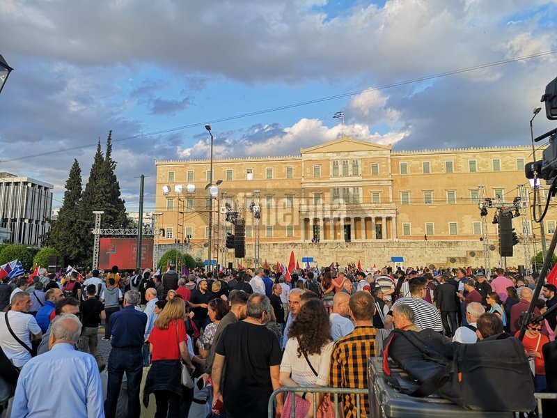 Εικόνες από το Σύνταγμα λίγο πριν ξεκινήσει η ομιλία του Αλέξη Τσίπρα