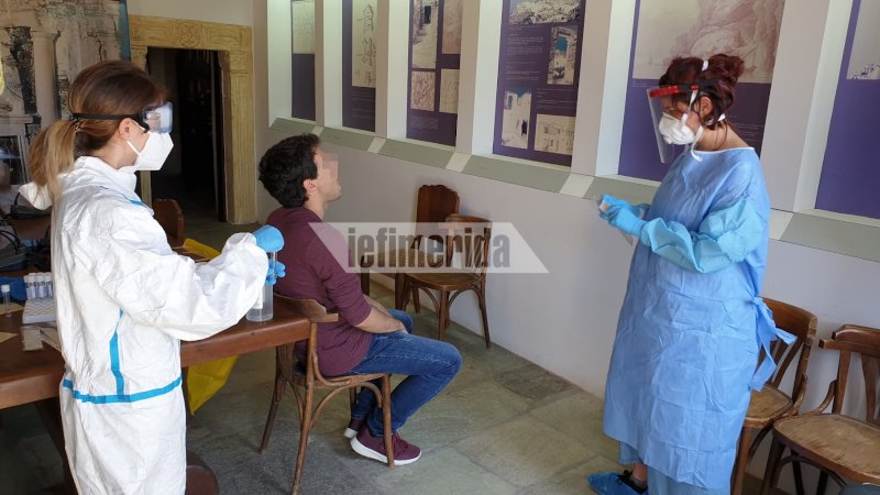 Πλωτές μονάδες του ΕΟΔΥ στο νησί της Σικίνου / Φωτογραφία: iefimerida.gr