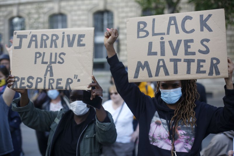Διαδηλωτές στο Παρίσι με πλακάτ Black Lives Matter
