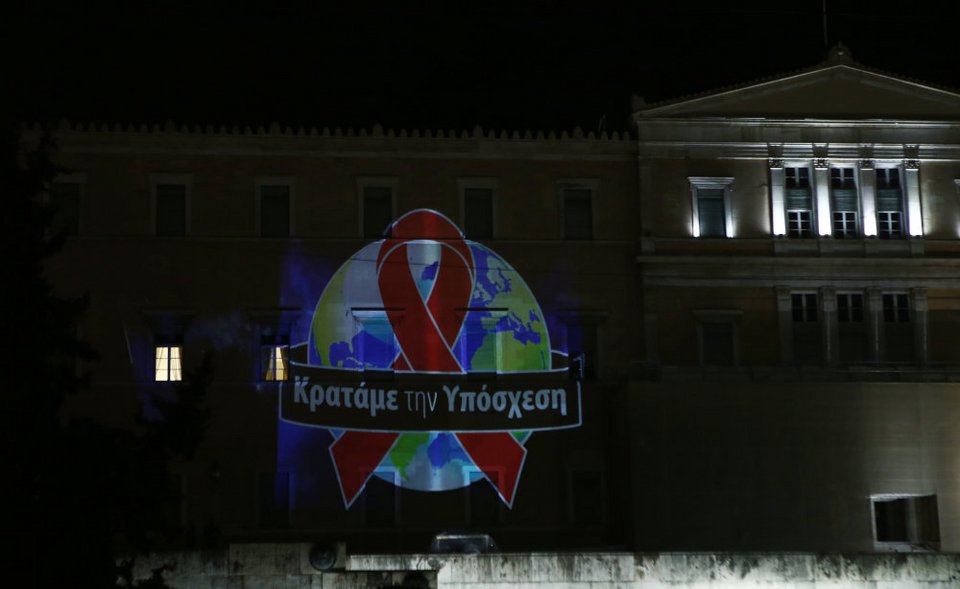 Η Βουλή των Ελλήνων φωταγωγήθηκε για την Παγκόσμια Ημέρα κατά του AIDS