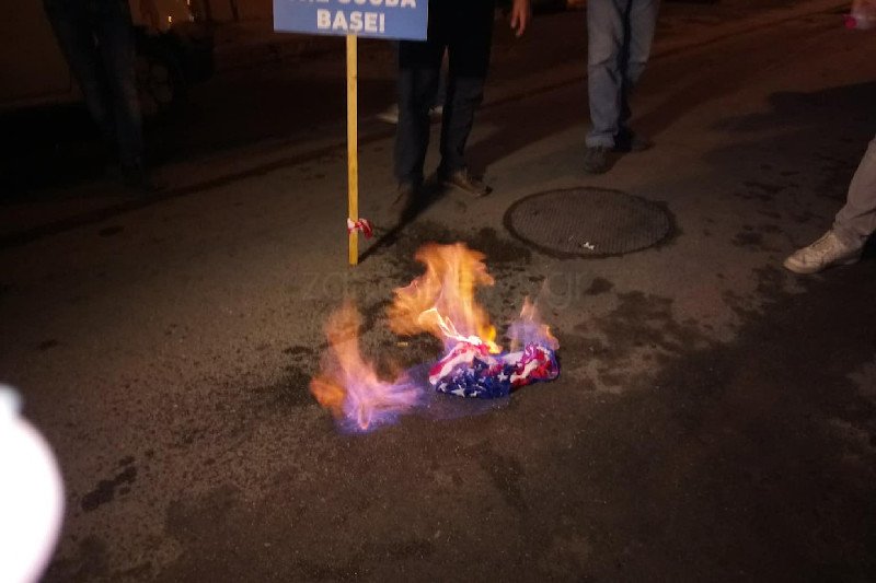 Αμερικανική σημαία καίγεται