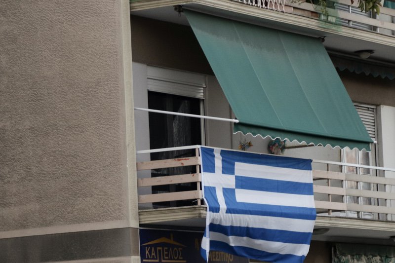 Ελληνική σημαία σε μπαλκόνι στο κέντρο της Αθήνας / Φωτογραφία: EUROKINISSI