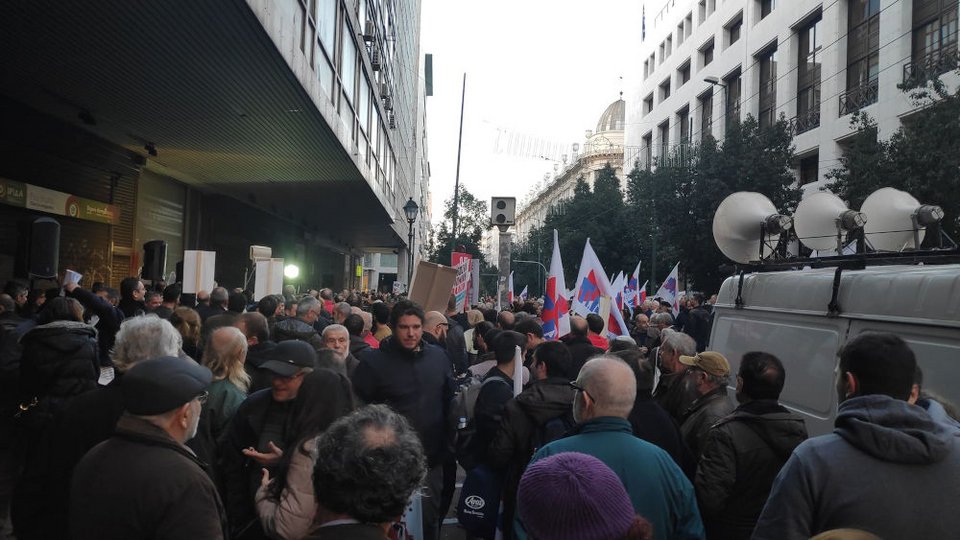 Διαδηλωτές έξω από το υπουργείο Εργασίας σε συγκέντρωση του ΠΑΜΕ για το ασφαλιστικό