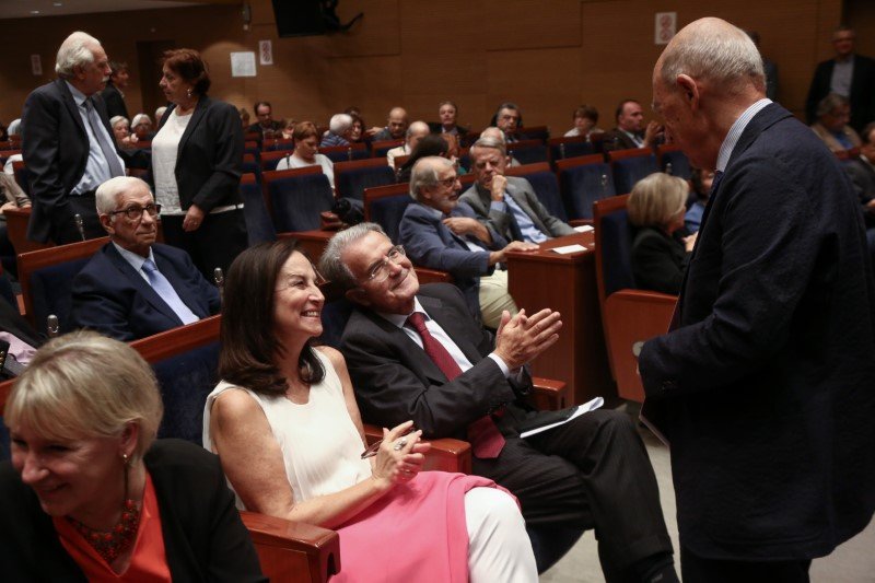 Ο Κώστας Σημίτης χαιρετά την Αννα Διαμαντοπούλου και τον Ρομάνο Πρόντι