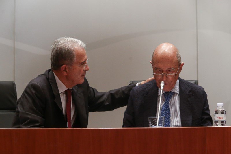 Ο Ρομάνο Πρόντι ακουμπά φιλικά τον ώμο του Κώστα Σημίτη