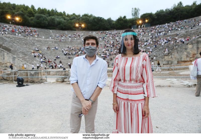 Ο γγ Σύγχρονου Πολιτισμού Νικόλας Γιατρομανωλάκης με τη διευθύντρια του Φεστιβάλ 