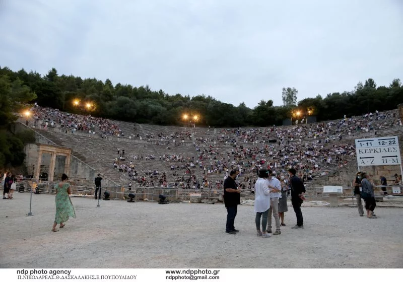 Κοινωνικές αποστάσεις και μέσα στο αρχαίο θέατρο...