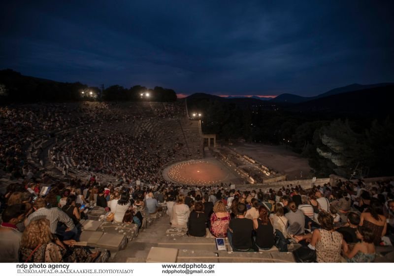 Οι σειρές με τα αναμμένα κεριά και οι μοναδικοί φωτισμοί της Ελευθερίας Ντεκώ έκαναν την ατμόσφαιρα ακόμη πιο μαγική για το κοινό που απολάμβανε τον Λεωνίδα Καβάκο