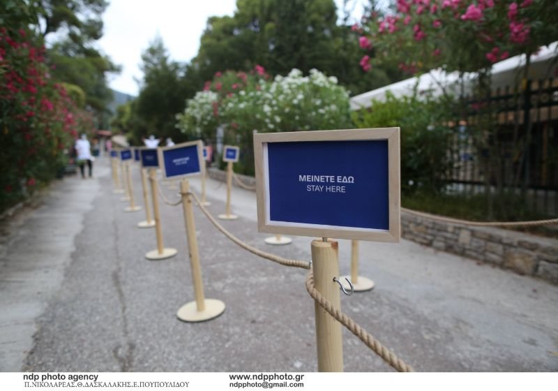 Κατά την προσέλευση υπήρχαν παντού πινακίδες δείχνοντας στους θεατές που πρέπει να στέκονται για να τηρούνται οι απαραίτητες κοινωνικές αποστάσεις