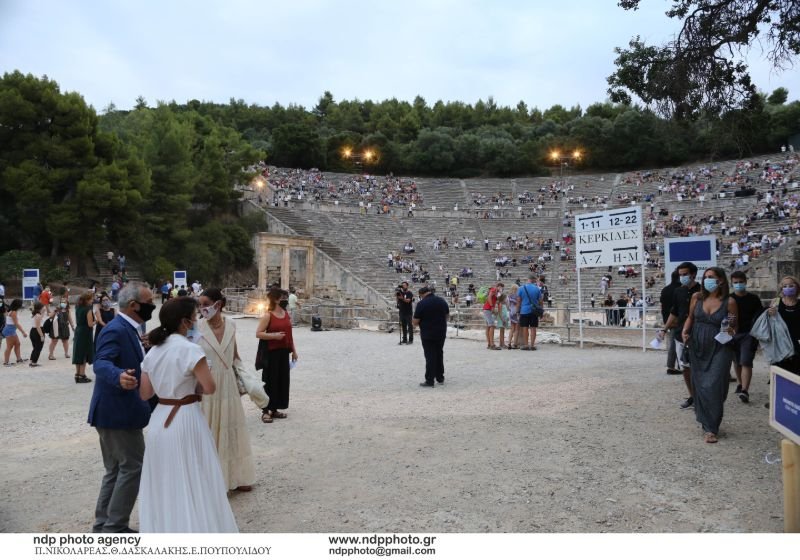 Εκείνοι που κατηφόρησαν στο πρώτο ΣΚ παραστάσεων για φέτος στην Επίδαυρο πολλοί...
