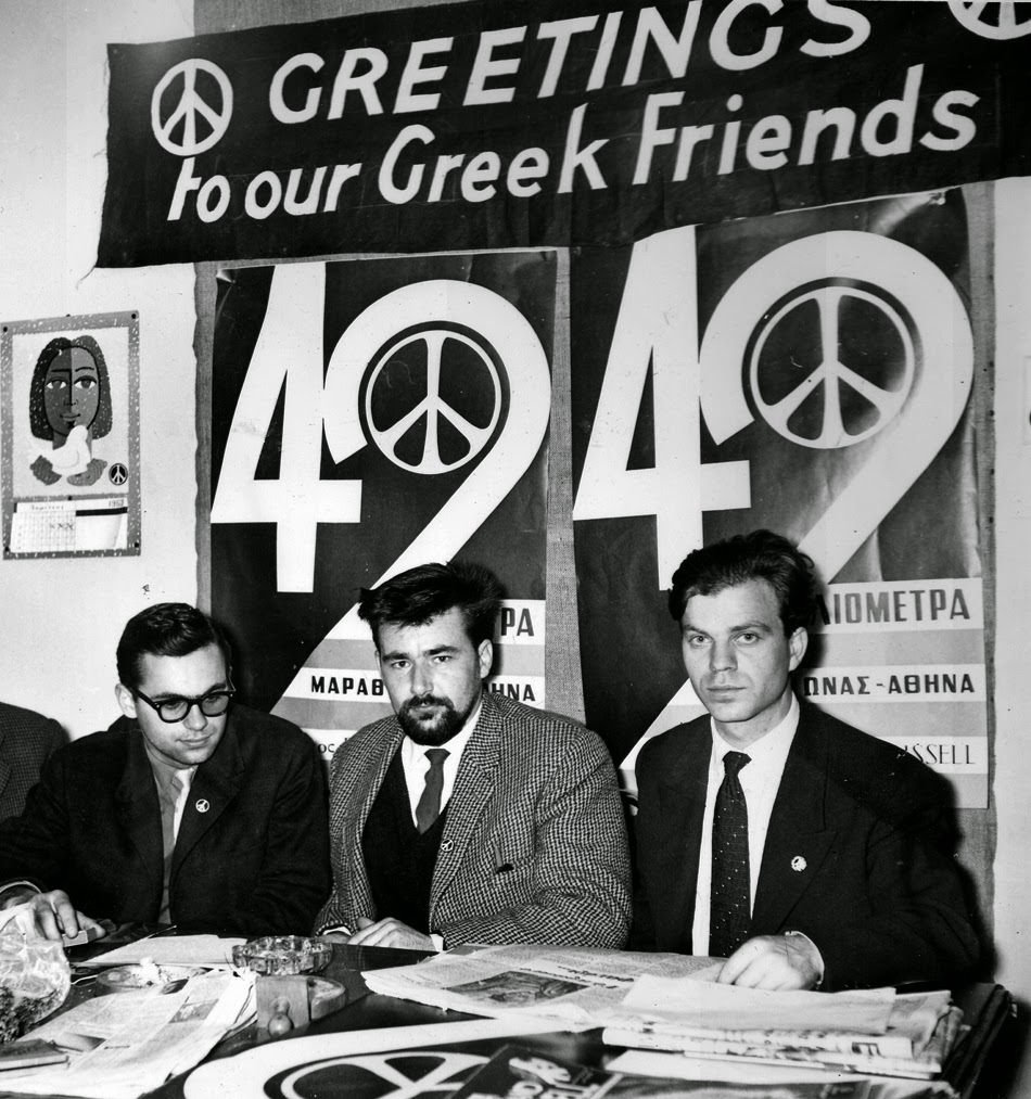 ΣΤΑ ΓΡΑΦΕΙΑ ΤΟΥ ΣΥΝΔΕΣΜΟΥ ΡΑΣΣΕΛ, στην οδο Ασκληπιού 3 στην Αθήνα. Από αριστερά : Νίκος Κιάος (Αντιπρόεδρος του Συνδέσμου), Πατ Ποτλ (Γραμματέας του Μπέρτραντ Ράσσελ) και Μιχάλης Περιστεράκης (Πρόεδρος του Συνδέσμου). (Απρίλιος 1963)