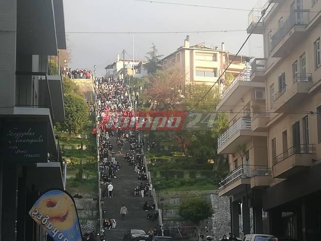 Συνωστισμός ανθρώπων στις σκάλες της Αγίου Νικολάου στην Πάτρα