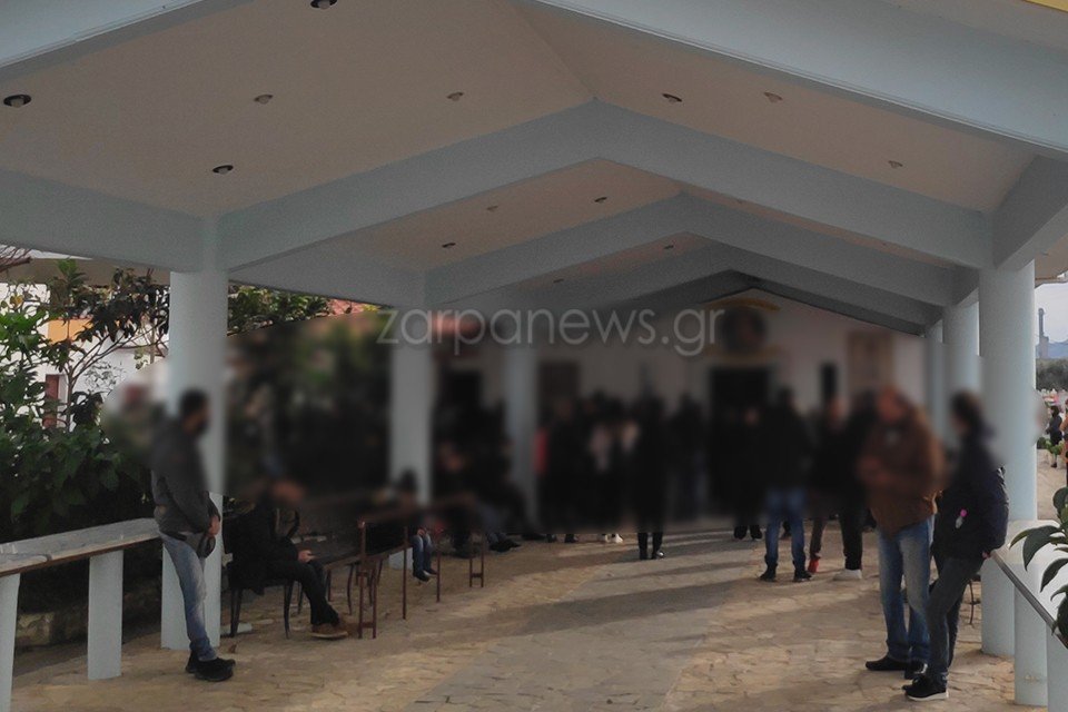 Συνωστισμός χωρίς μάσκες στην είσοδο του ιερού ναού