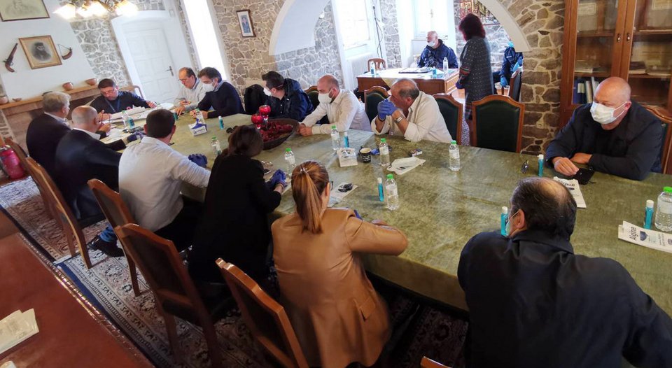 Η σύσκεψη του Νίκου Χαρδαλιά στο Κρανίδι για τα μέτρα προστασίας μετά την διάγνωση 150 θετικών στον κορωνοϊό σε δομή φιλοξενίας