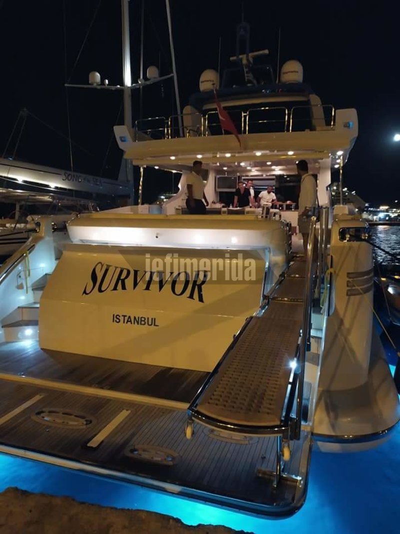 Πολυτελές σκάφος με το όνομα Survivor
