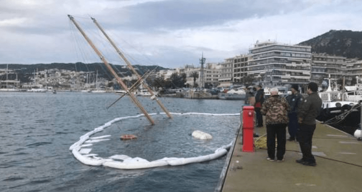 Κόσμος μπροστά από το ιστιοφόρο σκάφος στο λιμάνι της Καβάλας -Φωτογραφία: kavalanews.gr