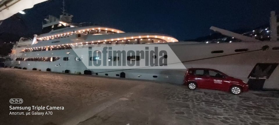 Το γιοτ με το οποίο κατέφθασε στη Σύμη ο Αντώνης Ρέμος