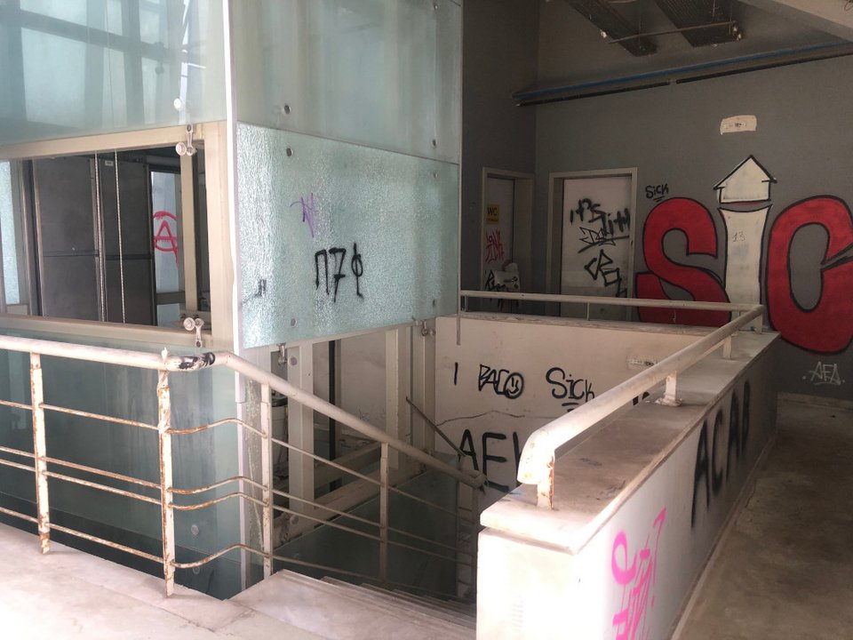 Διάδρομοι και ο ανελκυστήρας πριν μπεις στις εξέδρες