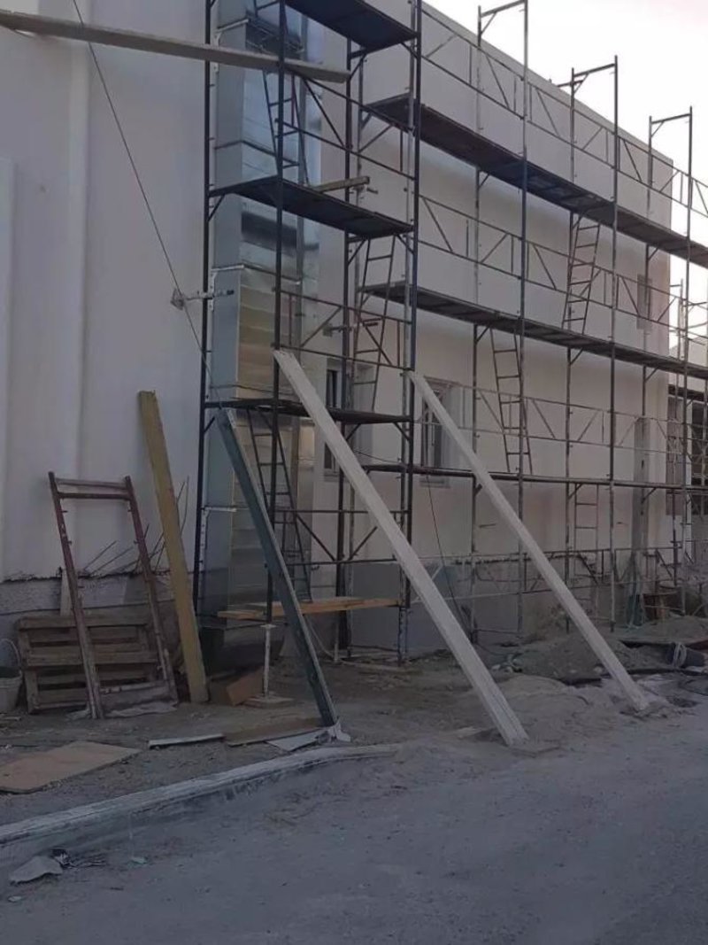 Σκαλωσιές υπάρχουν ακόμη στο ξενοδοχείο