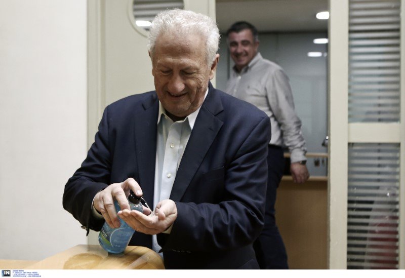 Ο Κώστας Σκανδαλίδης βάζει αντισηπτικό -Φωτογραφία: Intimenews/ΤΖΑΜΑΡΟΣ ΠΑΝΑΓΙΩΤΗΣ