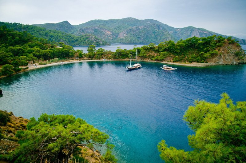 Ιστιοπλοϊκό σε λιμάνι της Σκιάθου