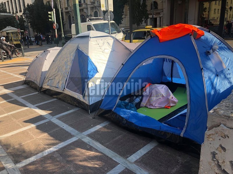 Οι σκηνές τους βρίσκονται επί της πλατείας Κλαυθμώνος