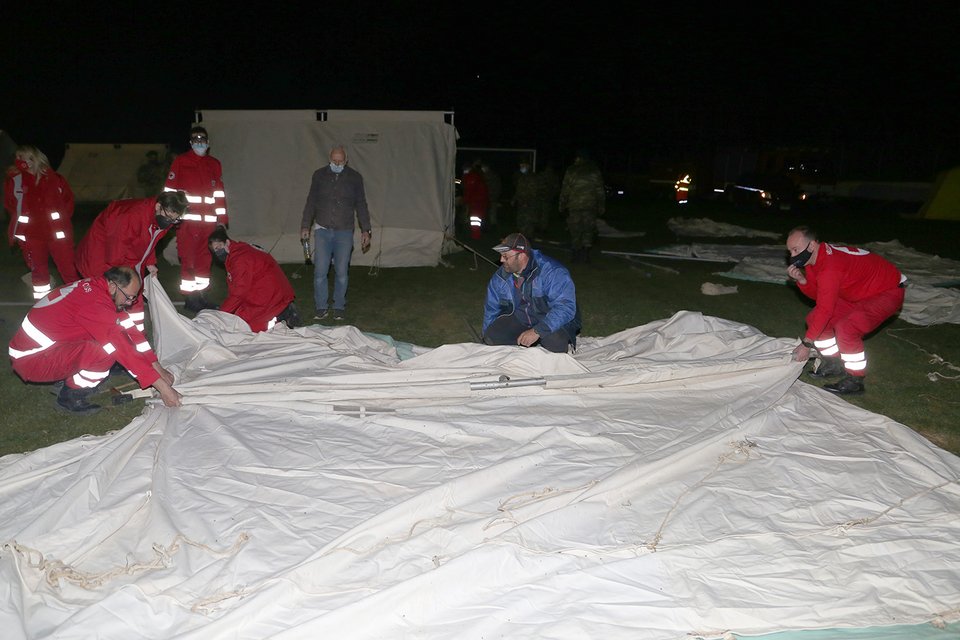 Ανθρωποι του Ερυθρού Σταυρού στήνουν σκηνή