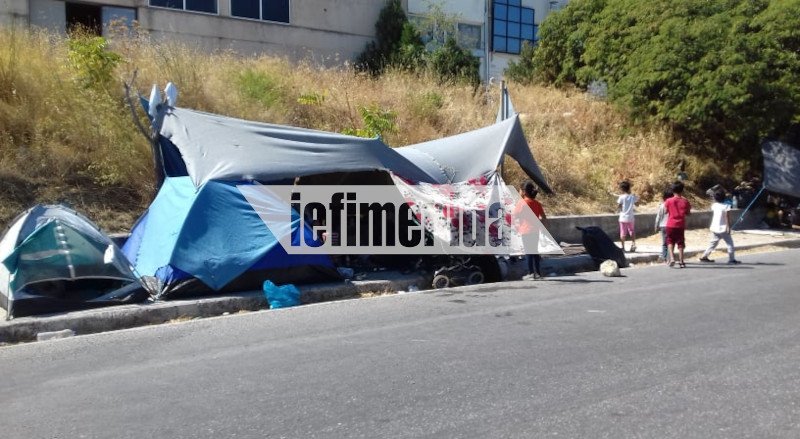 Οι πρόσφυγες μένουν σε σκηνές στον δρόμο