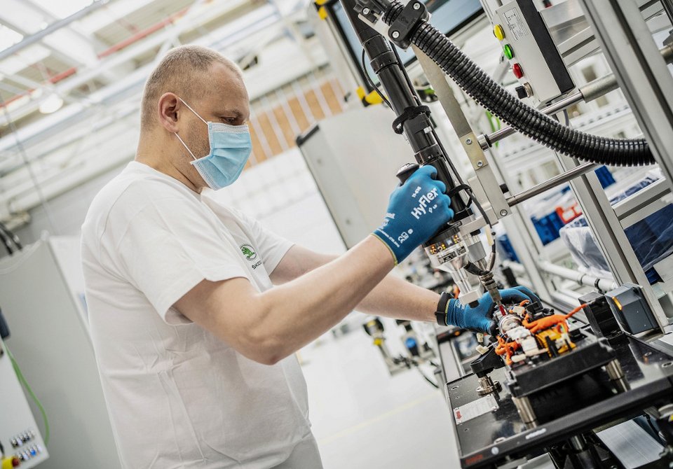 Skoda: Σε επαναλειτουργία το εργοστάσιο μπαταριών
