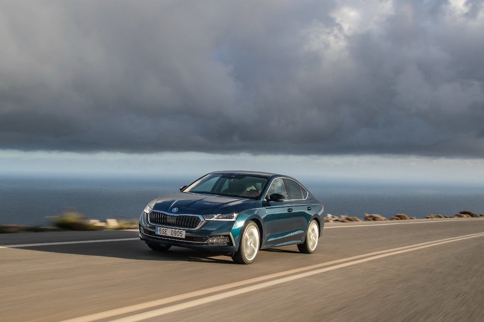 H Skoda φωτογραφίζει τη νέα Octavia Grand Coupe στην Κρήτη