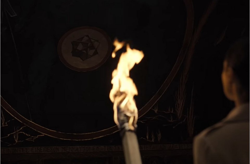 Στο κάτω μέρος της τοιχογραφίας διακρίνονται επίσης μια σειρά από λέξεις στα ελληνικά