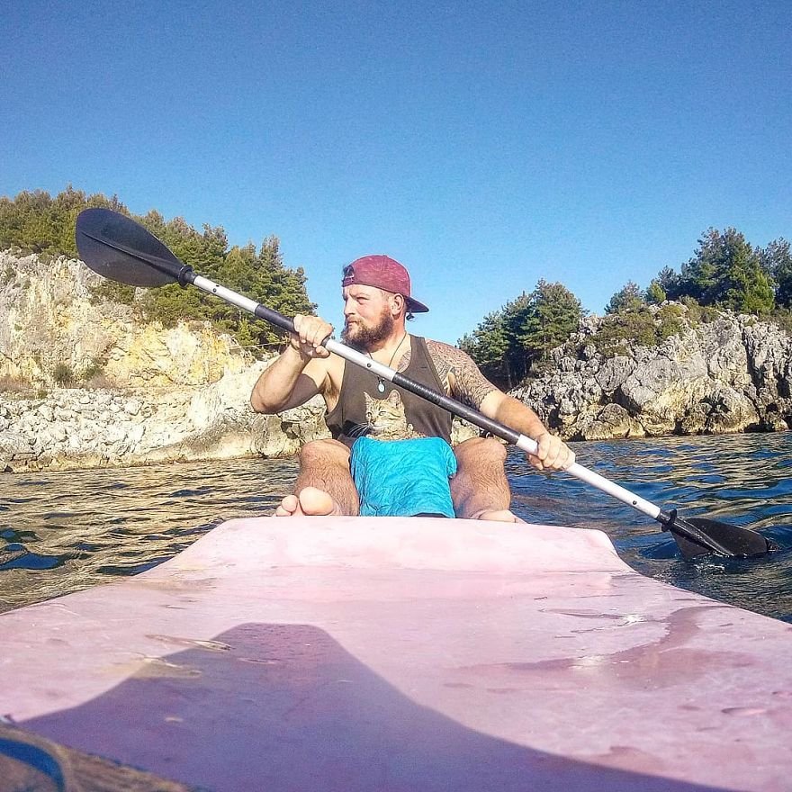 Άνδρας κάνει κανό στη θάλασσα μαζί με μια γάτα