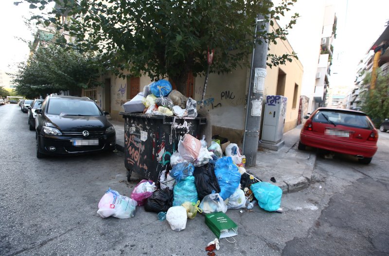 Επιμένουν οι κάτοικοι να κατεβάζουν τα σκουπίδια, ενώ οι κάδοι είναι γεμάτοι