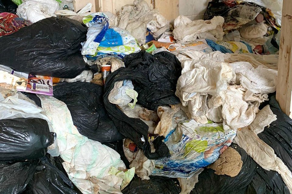 Η κατάσταση στο σπίτι της Σιλβί ήταν τραγική - Δεν μπορούσε να μετακινηθεί από δωμάτιο σε δωμάτιο εξαιτίας των σκουπιδιών