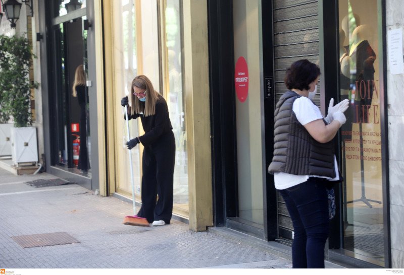Mε μάσκες και γάντια οι καταστηματάρχες σκούπισαν και περίμεναν από νωρίς τους πρώτους πελάτες