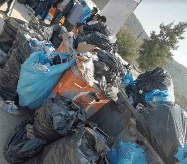 Οι κάδοι ξεχειλίζουν από σκουπίδια στον προσφυγικό καταυλισμό της Μόριας