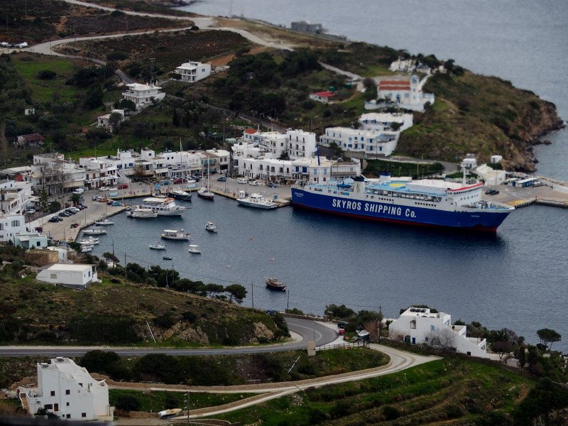 Το λιμάνι της Σκύρου από ψηλά
