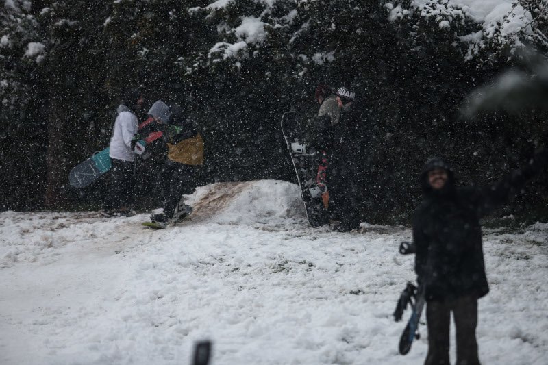 Εκαναν snowboard στο πάρκο Ελευθερίας