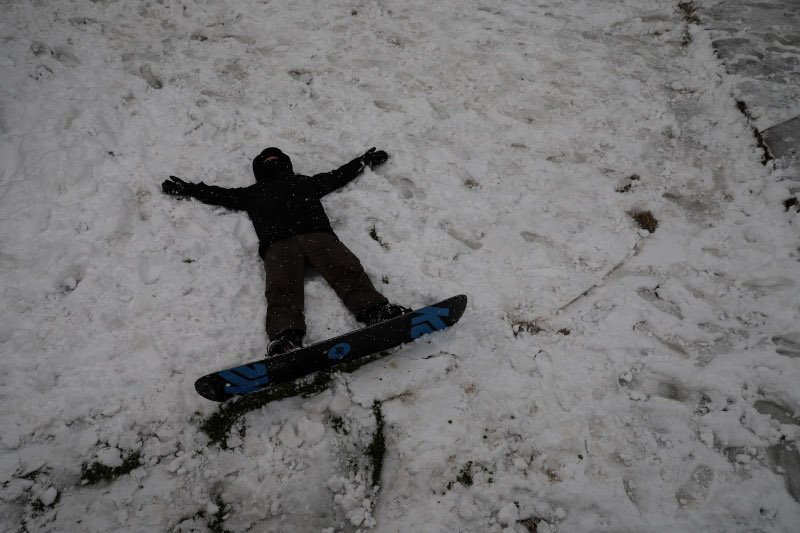 Εκαναν snowboard στο πάρκο Ελευθερίας