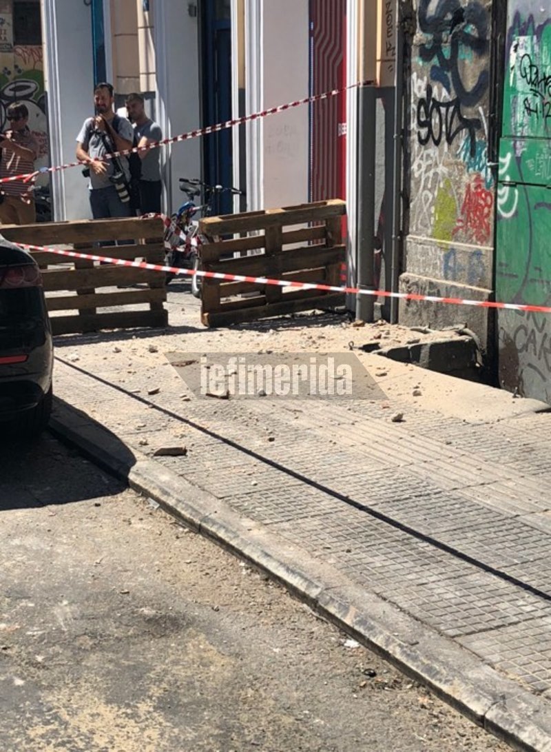 Εικόνες από το εγκαταλειμμένο κτίριο στην Ερμού που υπέστη ζημιές μετά τον σεισμό