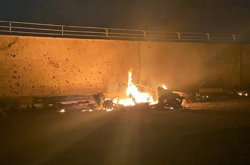 Ο,τι απέμεινε από το αυτοκίνητο του Σουλεϊμανί -Φωτογραφία: Iraqi Prime Minister Press Office via AP